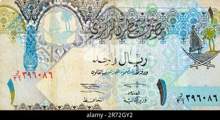 Ein großes Fragment der Vorderseite der 1-Riyal-Bargeld-Banknote von Katar enthält verzierte Säulen, Bögen, Segelboote, Palmen, cro Stockfoto
