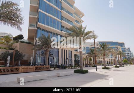 Abu Dhabi, VAE - 21. März 2023 : Soul Beach in Al Saadiyat Island, Cultural District. Straße mit Wohnungen, Geschäften, Restaurants und Hotels Stockfoto