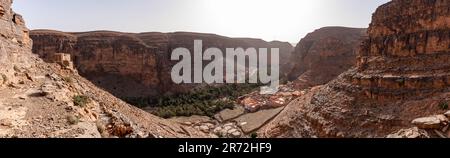 Panoramablick auf die berühmte Amtoudi-Schlucht und das Aguellouy agadir, ein altes Kornlager, im Anti-Atlas-Gebirge in Marokko Stockfoto