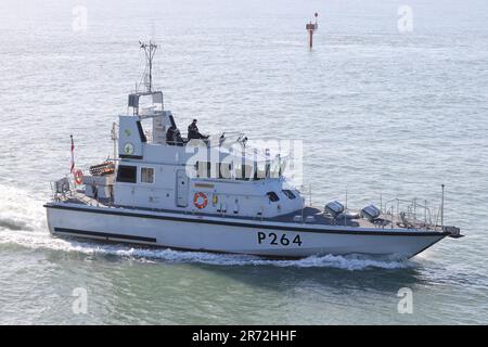 Das Royal Navy Fast Training Boat HMS ARCHER (P264) kommt am Marinestützpunkt an Stockfoto