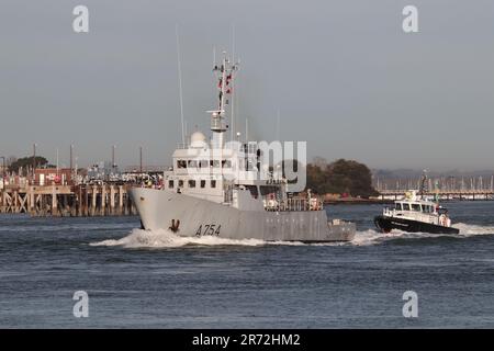 Ein Admiralty Pilot-Start bleibt nahe am Heck des französischen Naval-Trainingsschiffs FS TIGRE, während das Schiff vom Marinestützpunkt ablegt Stockfoto