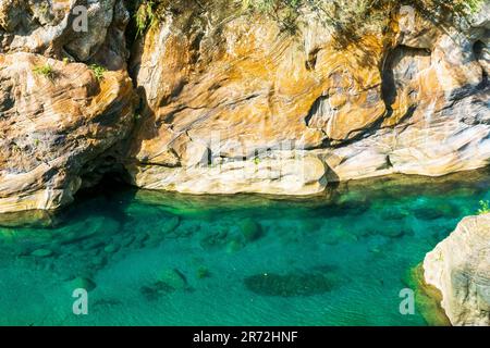 Eine idyllische Szene eines kleinen Pools mit unberührtem Wasser, eingebettet in eine Bergkette im Taroko-Nationalpark, Taiwan Stockfoto