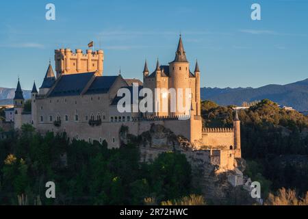 Weiter Blick auf das Schloss Segovia in der Dämmerung, Spanien Stockfoto