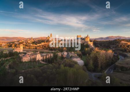 Die Skyline von Segovia in der Dämmerung mit der Kathedrale und dem Schloss Stockfoto