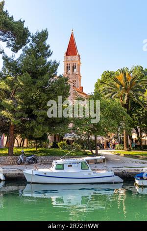 Blick vom kroatischen Festland über den Meereskanal auf die Insel Trogir und die römisch-katholische St. Lawrences Kathedrale Stockfoto
