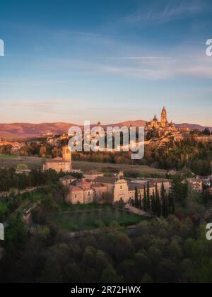 Die Skyline von Segovia in der Dämmerung mit der Kathedrale und dem Schloss Stockfoto