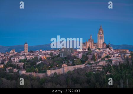 Die Skyline von Segovia in der Dämmerung mit der Kathedrale und dem Schloss Stockfoto