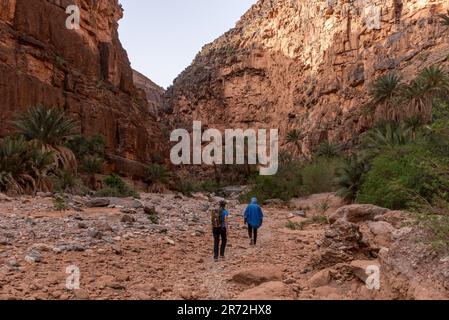 Wanderung durch den berühmten Amtoudi Canyon im Anti-Atlas, Marokko Stockfoto