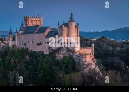 Weiter Blick auf das Schloss Segovia in der Dämmerung, Spanien Stockfoto