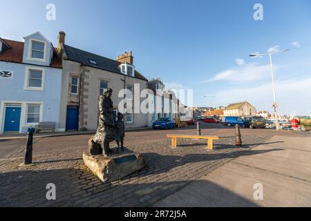 Pittenweem Memorial vom Bildhauer Alan Herriot zur Erschaffung einer ängstlichen Mutter und eines ängstlichen Kindes mit Blick auf das Meer. Pittenweem, Fife, Schottland, Großbritannien Stockfoto