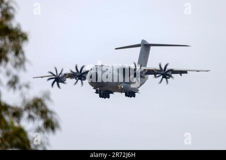 UK Air Force (RAF) Airbus A400M-180 (REG: ZM418) Landung für einen Zwischenstopp. Stockfoto