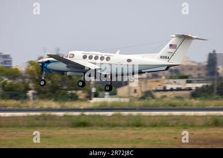 US Air Force (USAF) Beechcraft C-12C Huron (Reg.: 76-0164) an einem bewölkten Nachmittag auf der Finalbahn 31. Stockfoto