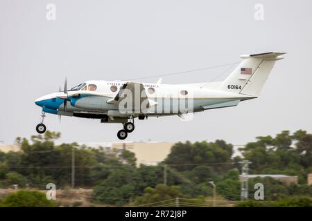 US Air Force (USAF) Beechcraft C-12C Huron (Reg.: 76-0164) an einem bewölkten Nachmittag auf der Finalbahn 31. Stockfoto