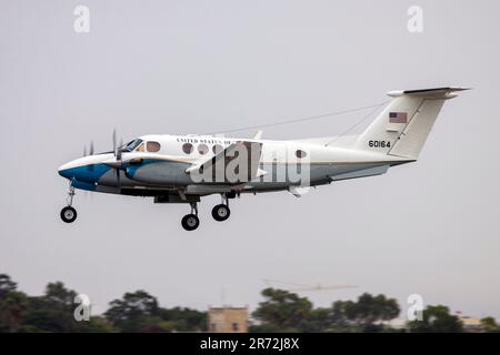 US Air Force (USAF) Beechcraft C-12C Huron (Reg.: 76-0164) an einem bewölkten Nachmittag auf der Finalbahn 31. Stockfoto