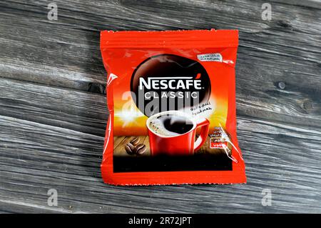 Kairo, Ägypten, Juni 10 2023: Nescafe classic Sachet, Nescafé ist eine Kaffeemarke von Nestlé, einem weltweiten Instantkaffee, der normalerweise zum Frühstück eingenommen wird Stockfoto