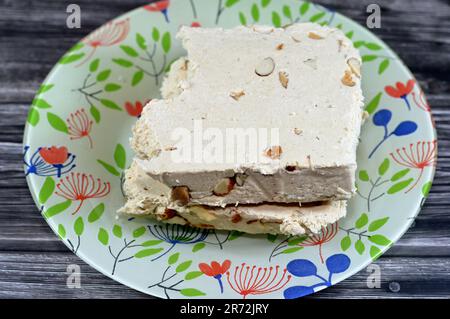 Traditionelle Tahini-Halva mit Mandeln oder Halawa Tahiniya, die Hauptzutaten dieser Konfektion sind Sesambutter oder -Paste (Tahini) und Zucker, g. Stockfoto