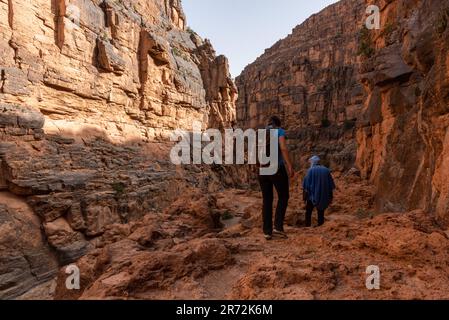 Wanderung durch den berühmten Amtoudi Canyon im Anti-Atlas, Marokko Stockfoto