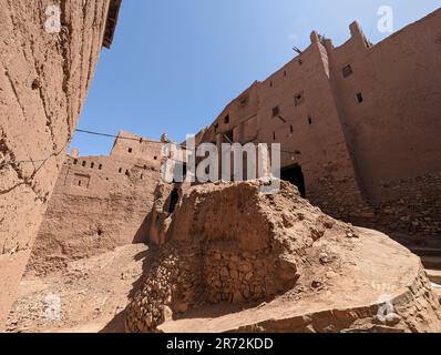 Alte historische heruntergekommene Tonhäuser im Stadtzentrum von Amezrou im Draa-Tal, Marokko Stockfoto
