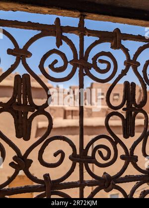 Kunstvoll verziertes traditionelles Fenstergitter einer Berberhaus-Ruine im Stadtzentrum von Amezrou, Marokko Stockfoto