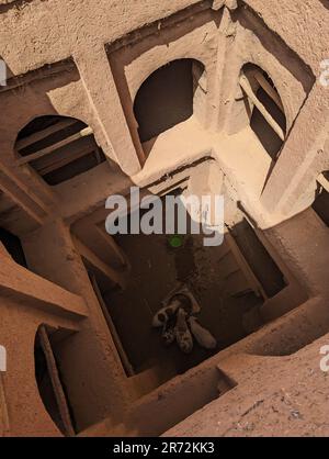 Blick auf den Innenhof eines alten, großen, heruntergekommenen Berberhauses, Tiere werden im Erdgeschoss gefüttert, Amezrou Dorf in Marokko Stockfoto