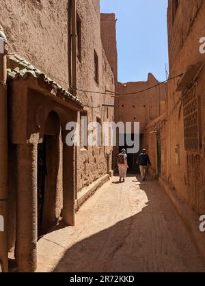 Enge Gasse im alten historischen Dorfzentrum von Amezrou im Draa-Tal, Marokko Stockfoto
