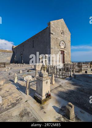 Das Pieve di San Giovanni (romanischer Pisane-Stil) ist ein heiliges Gebäude auf dem Friedhof Campiglia Marittima, Provinz Livorno, Italien Stockfoto