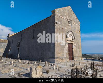 Das Pieve di San Giovanni (romanischer Pisane-Stil) ist ein heiliges Gebäude auf dem Friedhof Campiglia Marittima, Provinz Livorno, Italien Stockfoto