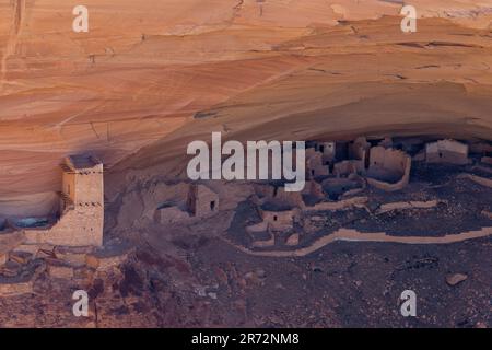 Mumiehöhle. Foto einer Ruine am Canyon de Chelly National Monument in Chinle, Arizona, USA. Stockfoto