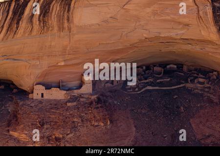 Mumiehöhle. Foto einer Ruine am Canyon de Chelly National Monument in Chinle, Arizona, USA. Stockfoto