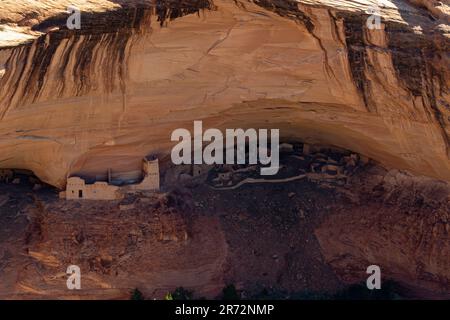 Mumiehöhle. Foto einer Ruine am Canyon de Chelly National Monument in Chinle, Arizona, USA. Stockfoto