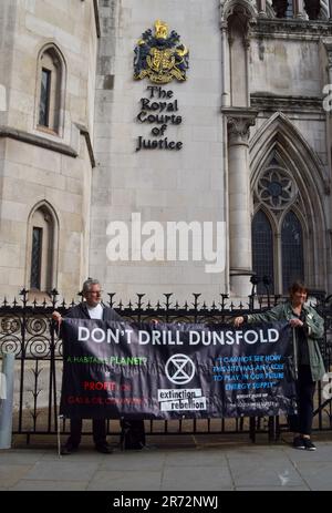 London, Großbritannien. 8. Juni 2023 Klimaprotestierende versammelten sich vor den königlichen Gerichten während der gerichtlichen Überprüfung der Planungsgenehmigung für UK Oil & Gas, fossile Brennstoffe in der Nähe des Dorfes Dunsfold zu erkunden. Stockfoto