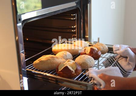 Sonntagsrollen Aus Dem Ofen Stockfoto
