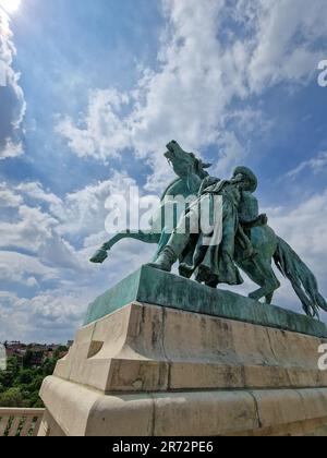 Budapest, Ungarn - 05.20.2023: Eine Reiterstatue von Prinz Eugene von Savoyen ab 1897 im Budaer Schloss in Budapest, Ungarn. Stockfoto