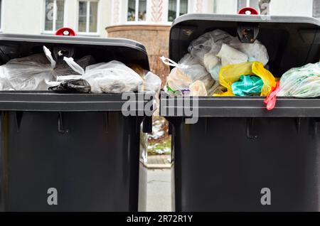 Blick auf Müllcontainer mit Müll in der Stadt, Nahaufnahme Stockfoto