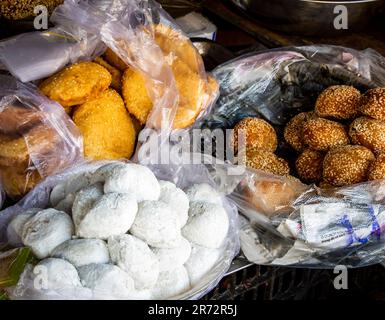 Blick von oben auf vietnamesische Snacks mit frittierten oder gedämpften, klebrigen Reisbällchen mit Sesamsamen. Stockfoto