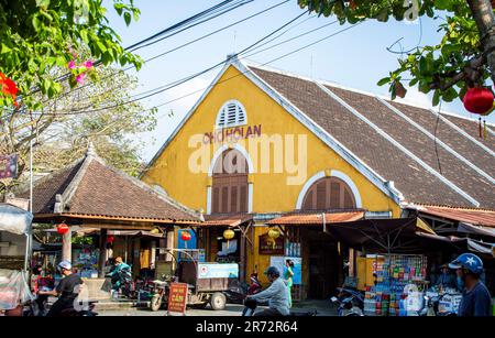 Hoi an, Vietnam, 6. März 2023. Straßenblick auf einen lokalen Markt in der Altstadt von Hoi an an einem sonnigen Tag. Stockfoto