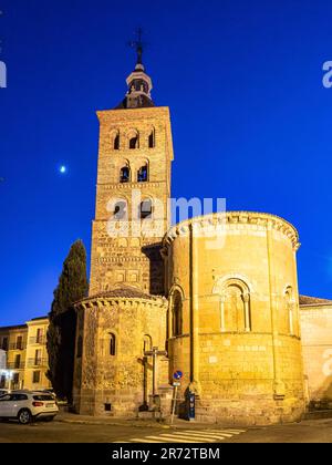 Katholische Kirche Iglesia de San Martin bei Nacht in Segovia, Spanien in Europa. UNESCO-Weltkulturerbe Stockfoto