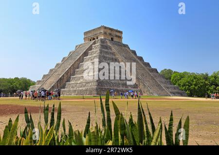 Touristen am Fuße des Schlosses, El Castillo oder der Pyramide von Kukulcan in Chichen Itza, Yucatan, Yucatan Halbinsel, Mexiko. Stockfoto