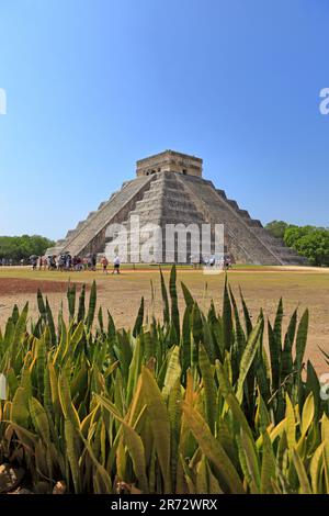 Touristen am Fuße des Schlosses, El Castillo oder der Pyramide von Kukulcan in Chichen Itza, Yucatan, Yucatan Halbinsel, Mexiko. Stockfoto