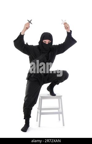 Männlicher Ninja mit Shurikens auf weißem Hintergrund Stockfoto