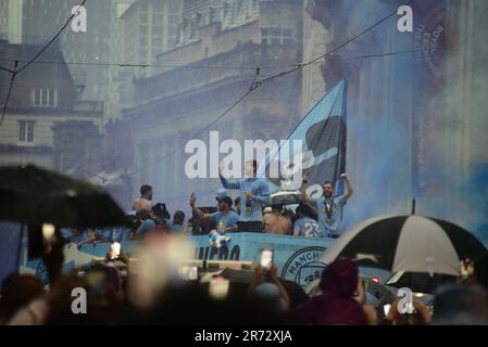 Manchester, Großbritannien. 12. Juni 2023. Der Manchester City Football Club veranstaltet im Zentrum von Manchester, Großbritannien, eine Siegesparade mit offenem Oberdeck, um die Erfolge des Sieges zu feiern: Die Premier League, der FA Cup und die Champions League. Am Samstag besiegte man City Inter Mailand in Istanbul und sicherte sich den Champions League-Sieg. Die Parade der offenen Busse fuhr durch das Stadtzentrum von Manchester und beobachtete von großen, begeisterten Massen, trotz Gewitter und starkem Regen. Kredit: Terry Waller/Alamy Live News Stockfoto