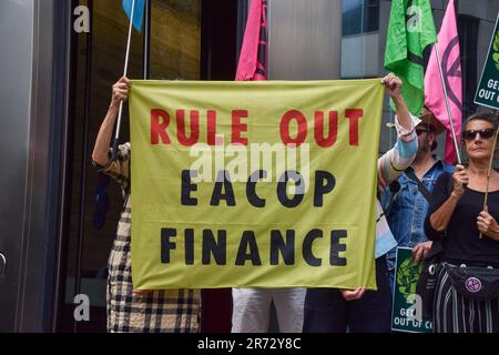 London, Großbritannien. 12. Juni 2023 Aktivisten halten ein Anti-EACOP-Banner vor den Büros der ICBC Standard Bank. Extinction Rebellion inszenierte eine Demonstration in der Londoner City, um gegen die Übernahme der COP 28 durch Ölgesellschaften und gegen die Finanzierung fossiler Brennstoffe zu protestieren. Kredit: Vuk Valcic/Alamy Live News Stockfoto