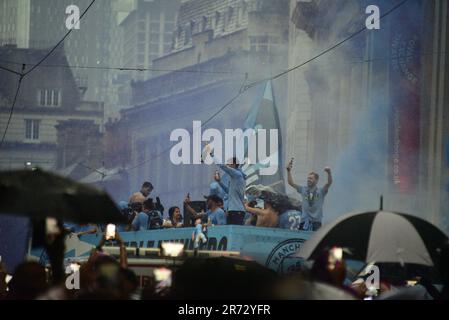 Manchester, Großbritannien. 12. Juni 2023. Der Manchester City Football Club veranstaltet im Zentrum von Manchester, Großbritannien, eine Siegesparade mit offenem Oberdeck, um die Erfolge des Sieges zu feiern: Die Premier League, der FA Cup und die Champions League. Am Samstag besiegte man City Inter Mailand in Istanbul und sicherte sich den Champions League-Sieg. Die Parade der offenen Busse fuhr durch das Stadtzentrum von Manchester und beobachtete von großen, begeisterten Massen, trotz Gewitter und starkem Regen. Kredit: Terry Waller/Alamy Live News Stockfoto