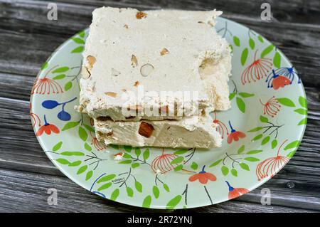 Traditionelle Tahini-Halva mit Mandeln oder Halawa Tahiniya, die Hauptzutaten dieser Konfektion sind Sesambutter oder -Paste (Tahini) und Zucker, g. Stockfoto