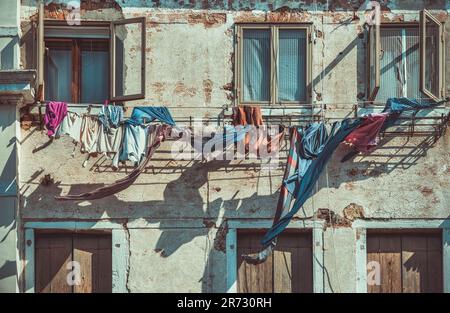 Wäscherei, die man am Fenster eines mittelalterlichen Gebäudes in Venedig, Italien, trocknen ließ Stockfoto