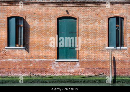 Details aus der Nähe mit alten mittelalterlichen Architektur, venezianischen Fenstern Stockfoto