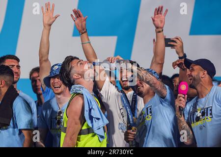 Kalvin Phillips #4 von Manchester City gießt grauen Gänsewodka in die Mündung von Jack Grealish #10 von Manchester City während der Treble Victory Parade am St. Peter's Square, Manchester, Großbritannien, 12. Juni 2023 (Foto von Mark Cosgrove/News Images) Stockfoto