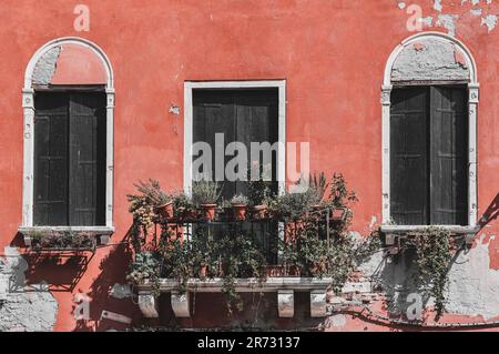 Details aus der Nähe mit alten mittelalterlichen Architektur, venezianischen Fenstern. Geschlossene Holzläden. Stockfoto