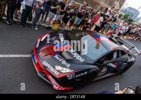 Gumball 3000 Supercar-Rallye mit Besuch des wiederentwickelten Battersea Power Station, London. Ein teures Auto ist für Autofans ausgestellt. Lamborghini Huracán Stockfoto