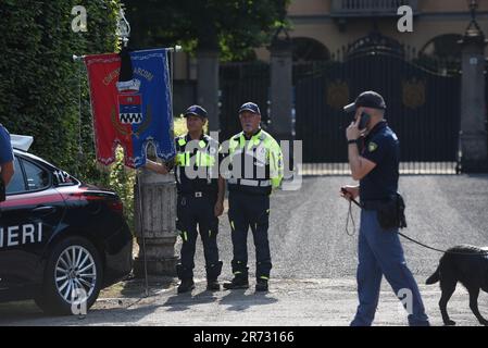 Monza, Italien. 12. Juni 2023. SILVIO BERLUSCONI, ehemaliger Premierminister, Medienmagnat und Fußballverein-Eigentümer, wurde im Alter von 86 Jahren von italienischen Medien für tot erklärt. In seiner Residenz in Arcore, einer kleinen Stadt in der Nähe von Monza, wollten Zehntausende ihm mit Blumen, Fußballmannschaftsflaggen und handschriftlichen Botschaften die Ehre erweisen. Streitkräfte der Staatspolizei und der Zivilverteidigung werden vor der Residenz des ehemaligen Premierministers gesehen. (Kreditbild: © Ervin Shulku/ZUMA Press Wire) NUR REDAKTIONELLE VERWENDUNG! Nicht für den kommerziellen GEBRAUCH! Stockfoto